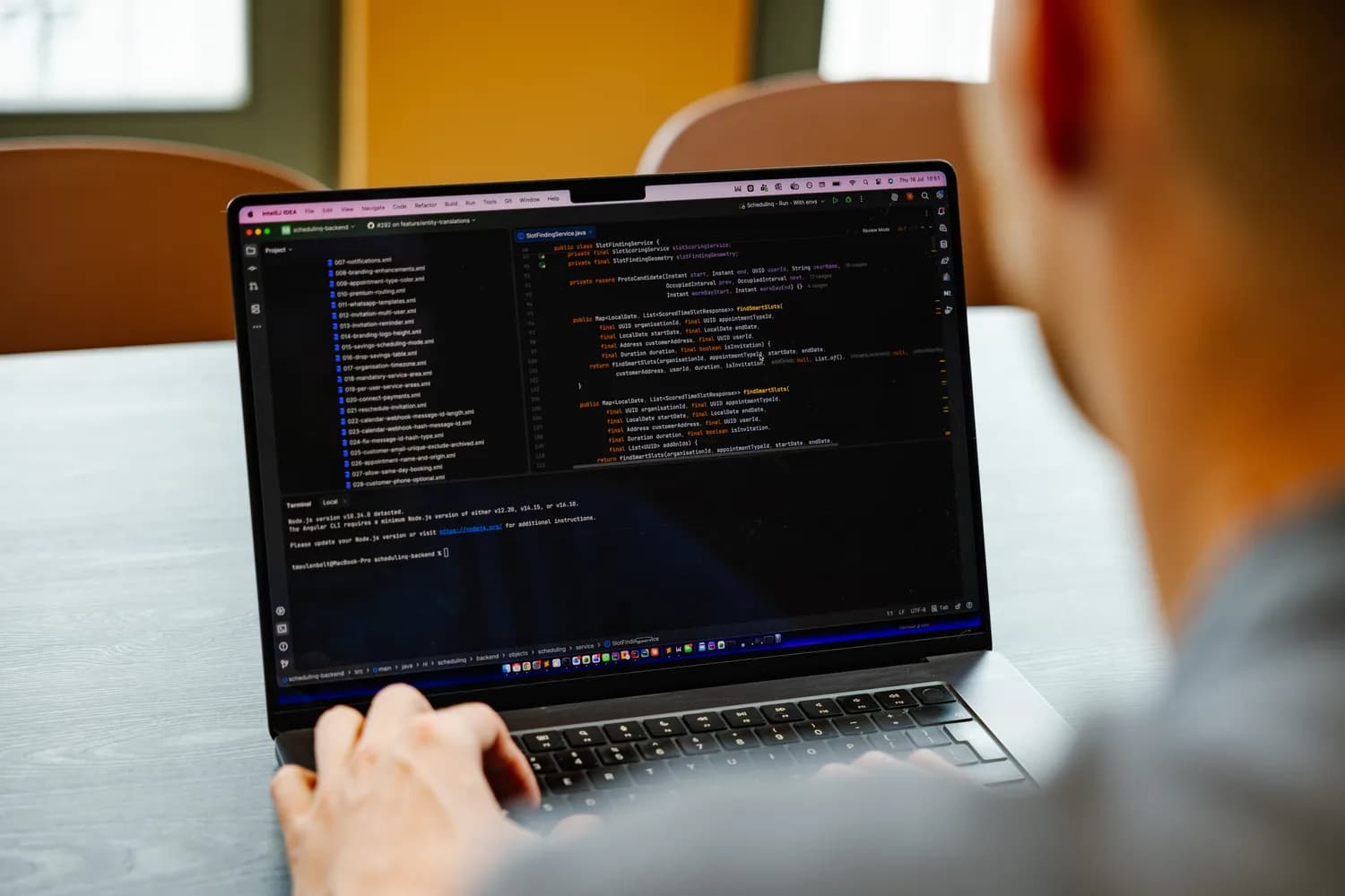 Thijs Meulenbelt werkt aan de code van Schedulinq